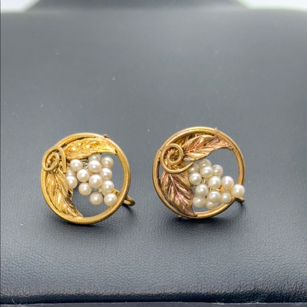 Vintage Czechoslovakia gold tone leaf faux pearl grape cluster screwback earring